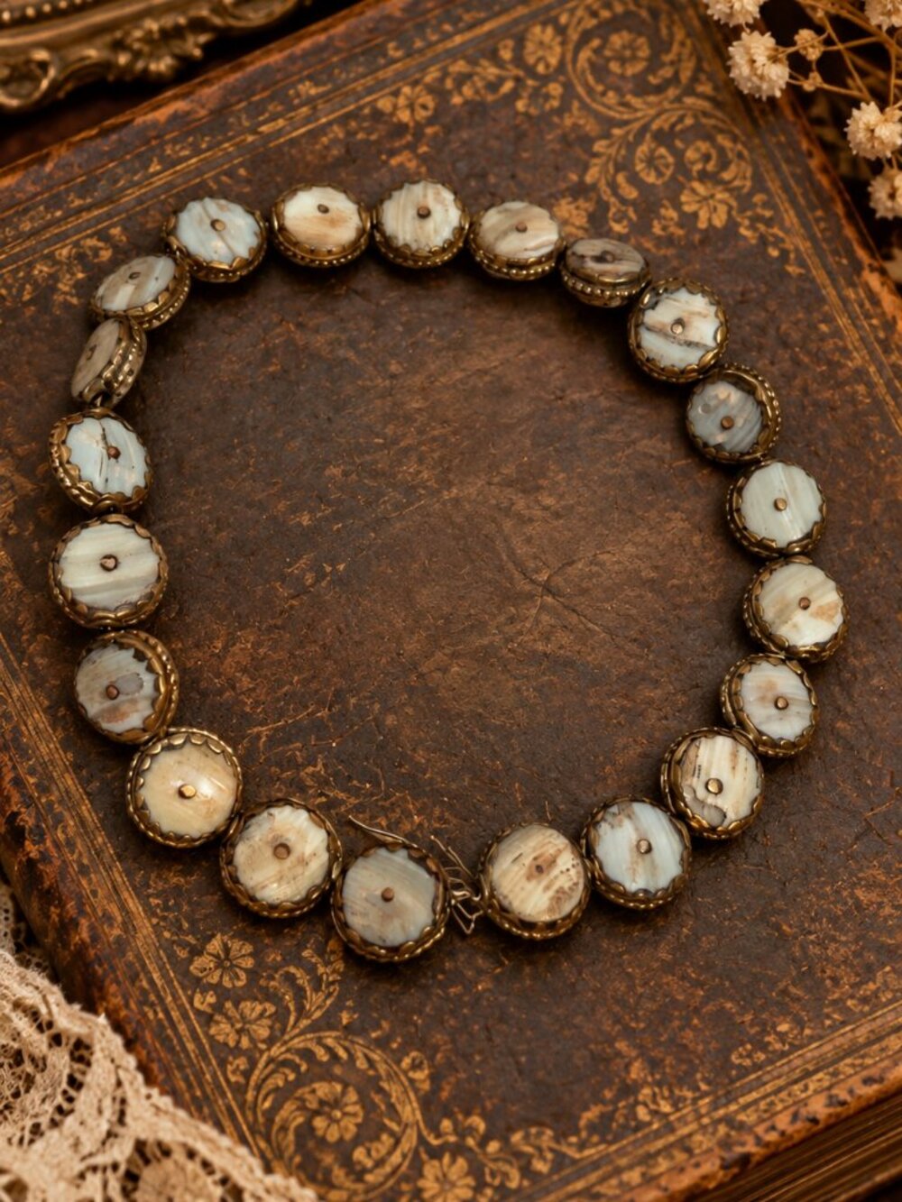 Vintage Mother of Pearl Shell Disc Necklace – Gold Tone